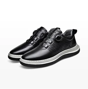 Vista detallada de zapatos de golf casuales para hombres con hebilla de dial giratorio.