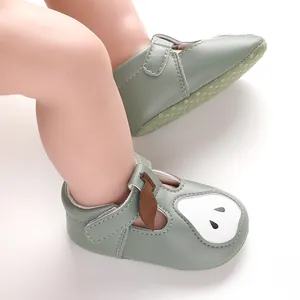 Vue détaillée de chaussures de marche pour bébé vertes avec un motif poire mignon