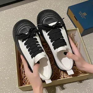 Sneaker platform bicolore bianco e nero in vera pelle per donna stile alla moda