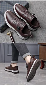 Detalle de zapatos de golf de cuero marrón con sistema de cordones de dial giratorio.