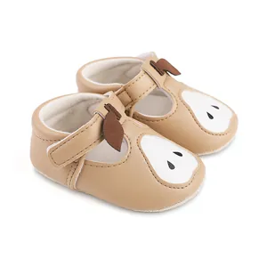 Vue détaillée de chaussures de marche pour bébé avec motif poire et semelle antidérapante