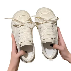 Sneaker casual da donna in pelle beige con suola spessa e lacci larghi stile biscuit chic