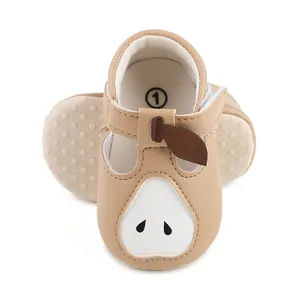 Vue détaillée de chaussures de marche pour bébé marron avec semelle antidérapante poire