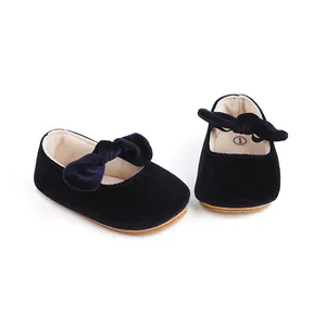 Primer plano detallado de zapatos de princesa para bebé en terciopelo azul con un lazo