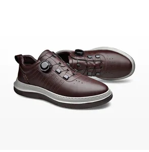 Vista detallada de zapatos de golf marrón para hombre con sistema de hebilla giratoria
