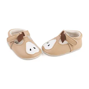Vue détaillée de chaussures de marche pour bébé kaki avec un joli motif de poire et velcro