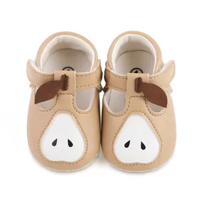Gros plan de jolies chaussures de marche kaki pour bébé avec motif de poire