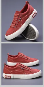 Detailansicht der roten Canvas-Sneaker mit robusten weißen Gummisohlen für Herren
