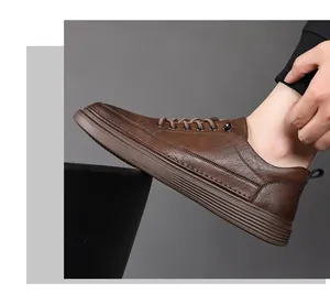 Primer plano de zapatos casuales de hombre en cuero marrón vintage con textura.