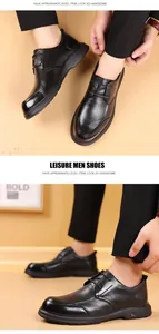 Close-up van zwarte herenlederen schoenen met zachte zolen en een antislipontwerp