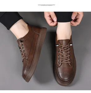 Vista superior de zapatos casuales de cuero marrón para hombre con detalles de cordones