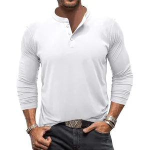Detailansicht eines weißen langärmeligen Henley-Shirts mit einer Drei-Knopf-Leiste