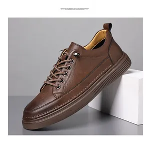 Vista lateral detallada de zapatillas de cuero retro marrones con suela de goma acanalada