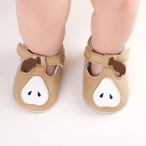 Vue détaillée des chaussures bébé avec un motif de poire mignon en cuir souple