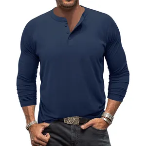 Detailansicht eines dunkelblauen langärmeligen Henley-Shirts für Herren mit Knopfleiste.