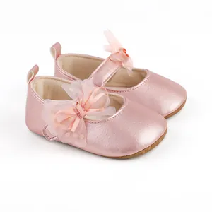 Zapatos Mary Jane rosa metalizado con lazo de tul para bebés de 0 a 1 año de edad.