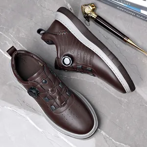 Zapatos de golf marrones para hombre con cierre de hebilla giratoria sobre fondo de mármol