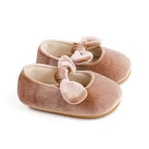Primer plano de zapatos de princesa de terciopelo para bebé con un lazo elegante rosa palo