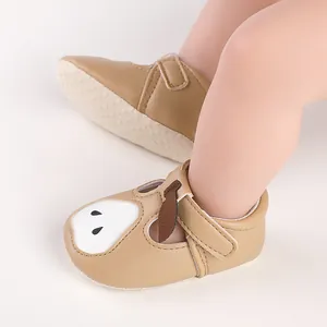 Gros plan de chaussures de marche pour bébé en similicuir marron avec motif animal
