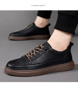 Vista detallada de las zapatillas casuales retro de cuero negro para hombre con suelas