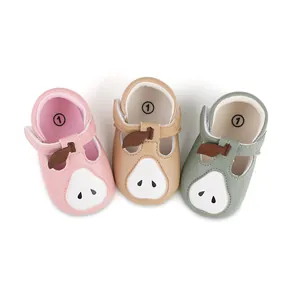 Vista detallada de zapatos de princesa para bebé en rosa, beige y verde con pera