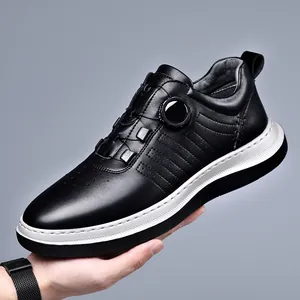 Zapatos de golf premium para hombre con sistema de hebilla giratoria y suela blanca flexible.