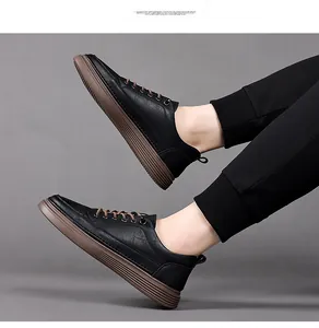 Vista detallada de zapatos casuales de cuero negro para hombre con suela marrón.