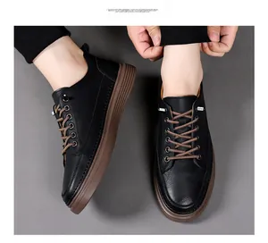 Zapatos casuales de cuero retro negro para hombre con suelas gruesas de goma marrón