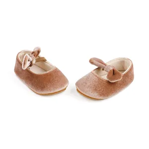 Elegantes zapatos de princesa para bebé en terciopelo marrón con lazo y suela