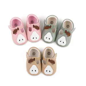 Chaussures de marche souples pour bébé avec motif poire en rose, vert sauge et tan.