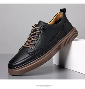 Primer plano de zapatillas retro de cuero negro con suela de plataforma marrón y cordones.