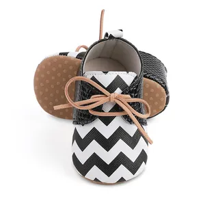Baby walking shoes with black and white chevron pattern for infants aged 0-1 years