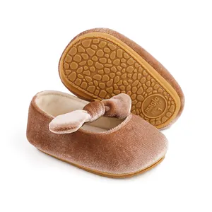 Vista detallada de zapatos de terciopelo para bebé con suela de goma antideslizante
