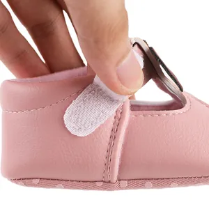 Detalle del cierre de velcro en los zapatos de princesa rosa para bebés niñas