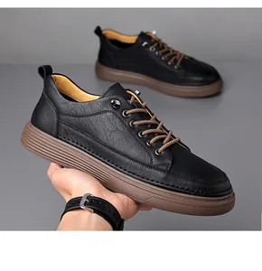 Primer plano de zapatos de cuero negro para hombre con suelas marrones y diseño retro.
