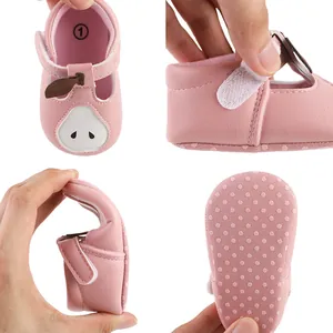 Chaussures de marche antidérapantes bébé roses avec semelle en caoutchouc souple et poire