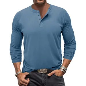 Detailaufnahme eines blauen Langarm-Henley-Shirts für Herren mit Knopfkragen-Design