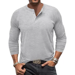 Detailansicht eines hellgrauen Herren-Langarm-Henley-Shirts mit Drei-Knopf-Ausschnitt