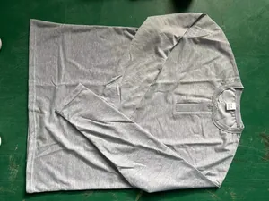 Graues langärmeliges Henley-Shirt für Herren mit Rippkragen und kleinen Knöpfen
