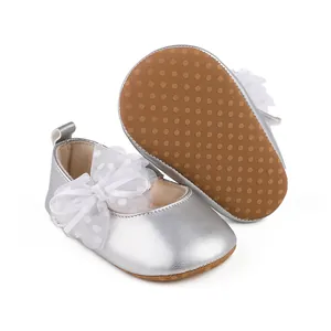 Zapatos de plata para bebés con lazo blanco y detalle de suela antideslizante hoy
