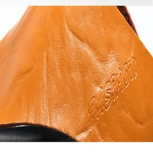 Dettaglio macro della texture in pelle bovina arancione con elegante goffratura fashion