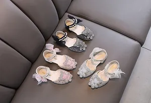 Vue détaillée de chaussures de princesse à paillettes pour filles en noir, rose et argent
