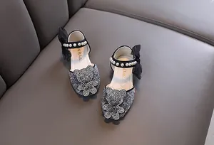 Vue détaillée de chaussures de princesse à paillettes avec ours en strass et perles