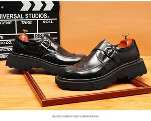 Detailopname van zwarte glanzende leren monk-schoenen met dikke plateauzolen