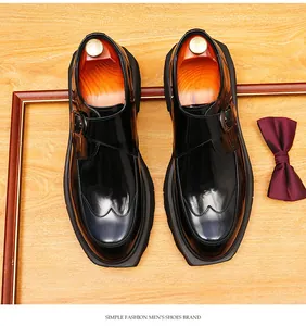 Bovenaanzicht van glanzende zwarte monk-strapschoenen met dikke zolen