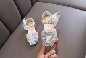 Vue détaillée de chaussure princesse blanche à strass avec ours et perles