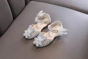 Gros plan de chaussures de princesse pailletées pour filles avec ours en strass
