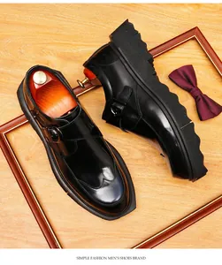 Detail van heren lakschoenen met gesp en dikke zool in glanzende afwerking