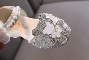 Vue détaillée de l'ornement d'ours en strass sur les chaussures de danse pour filles