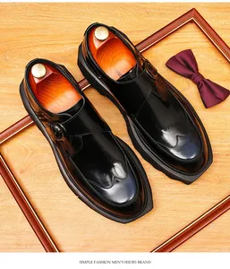Gedetailleerd bovenaanzicht van glanzende zwarte lederen monkschoenen met plateauzolen